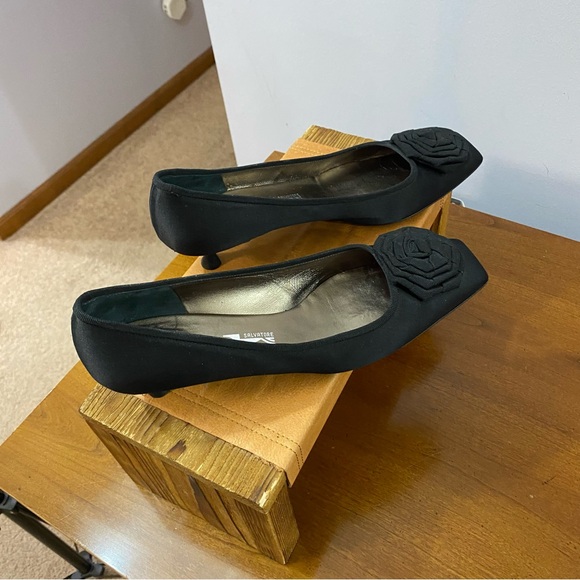 Salvatore Ferragamo Boutique Black Satin Leather Flower Pumps Heels Sz 9.5 B Y2K - Picture 13 of 13